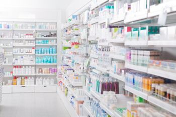 Farmacia por dentro con productos en estantes